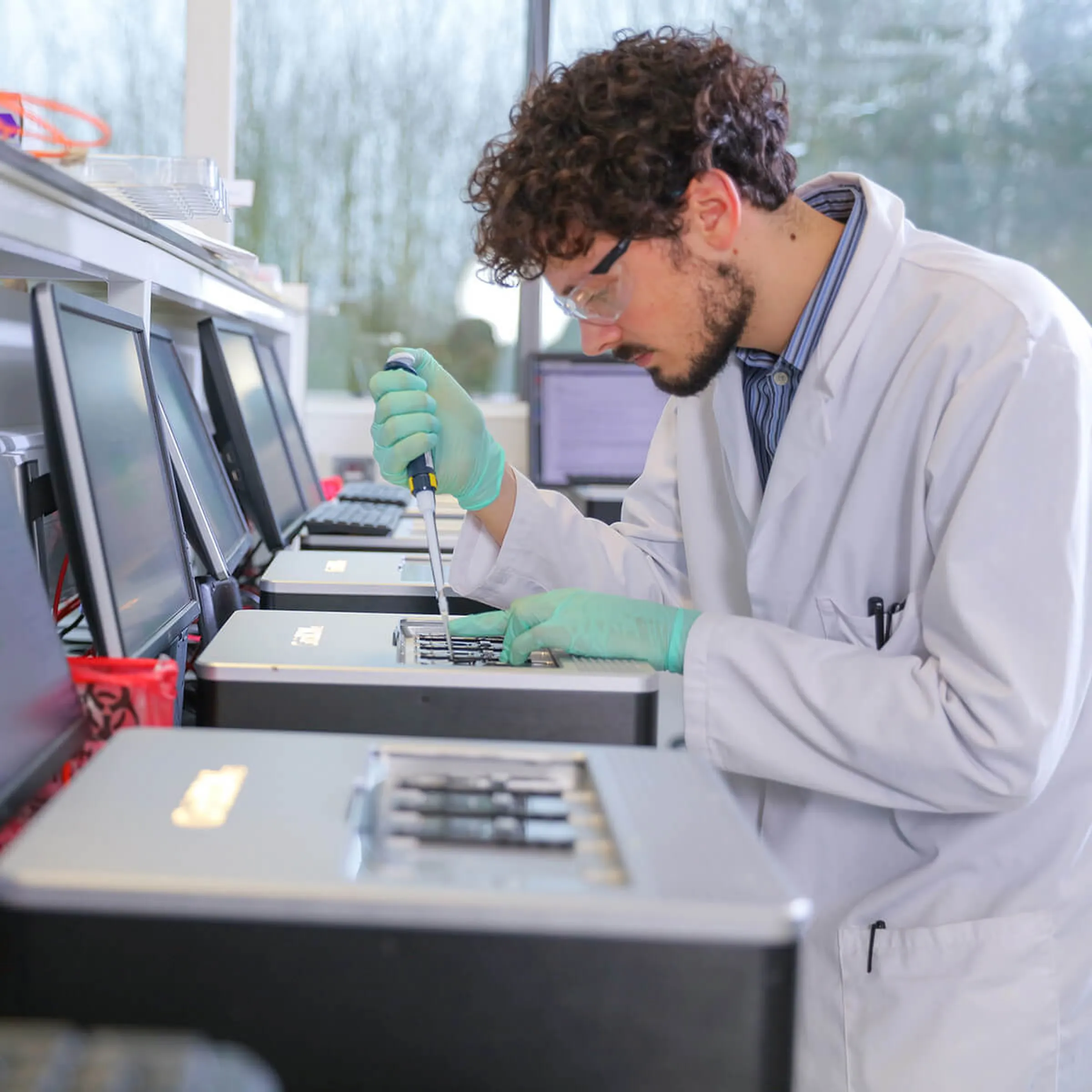 nanpore_lab_gridion_scientist_with_pipette-web