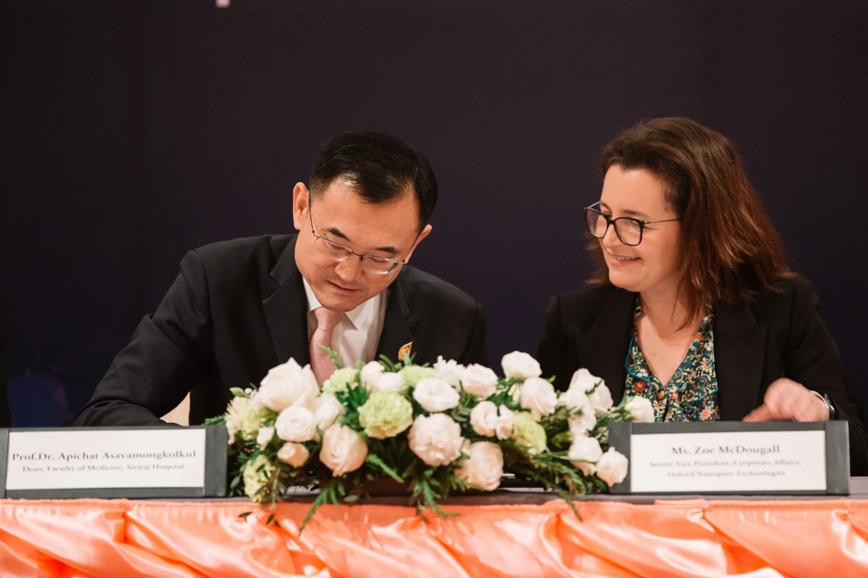 Prof Dr Apichat Asavamongkolkul and Zoe McDougall, SVP Corporate Affairs, Oxford Nanopore Technologies