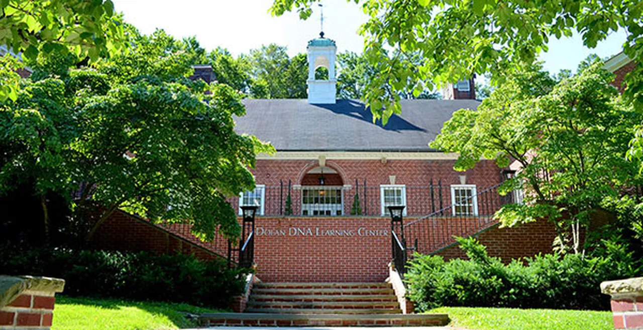 a photo of the DNA Learning Center at CSHL taken in bright sunshine